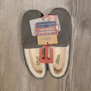 𝅺Size: 4 | Kid's Dearfoam Fireside Indoor/Outdoor Shearling Moccasin